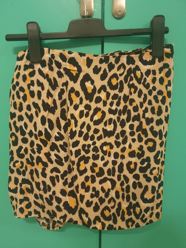 Minifalda de leopardo de Bershka.