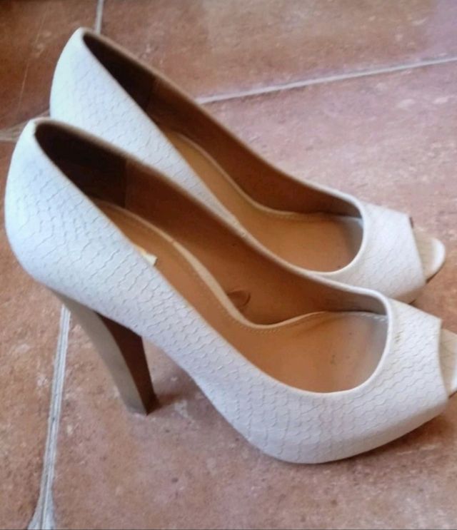 Zapatos tacón alto beige.