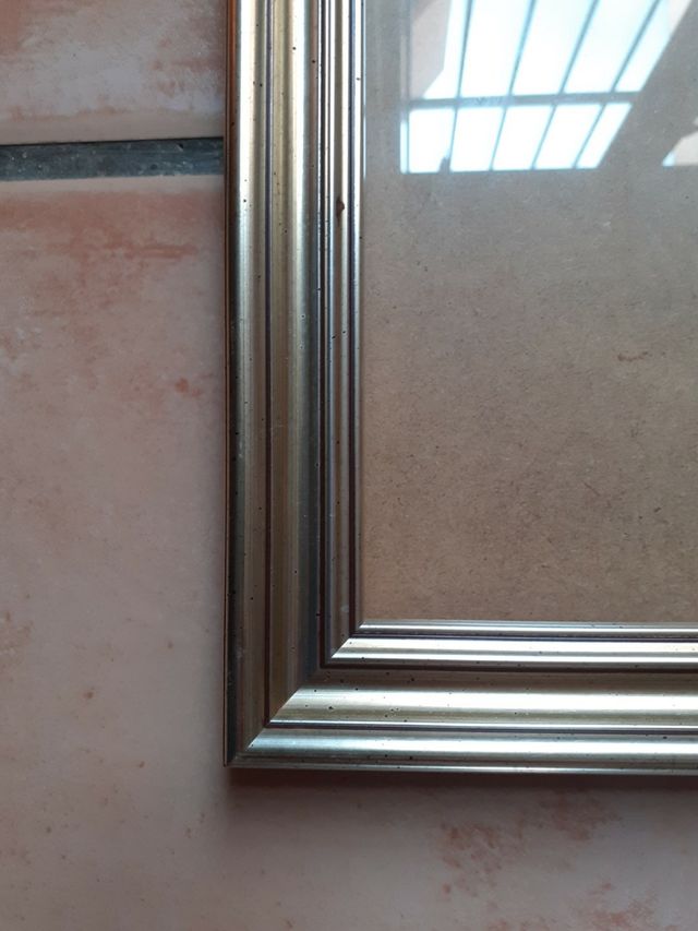 marco dorado con cristal y panel trasero