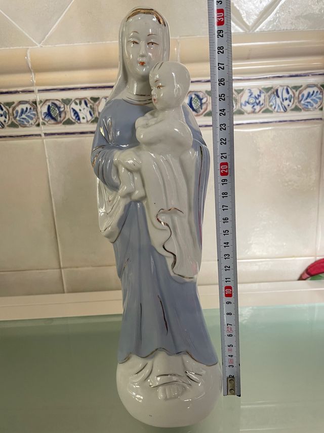 Figura religiosa de porcelana