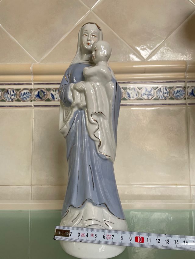 Figura religiosa de porcelana