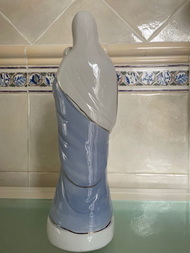 Figura religiosa de porcelana