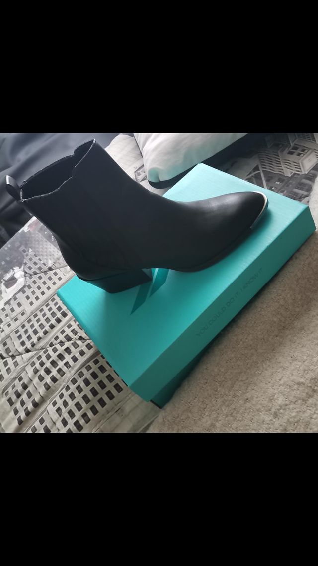 Botines negros nuevos