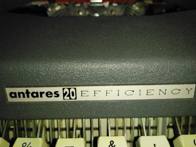 Maquina de escribir Antares con maleta.