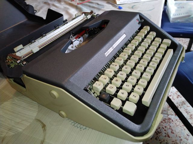 Maquina de escribir Antares con maleta.