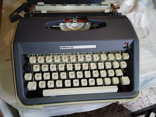 Maquina de escribir Antares con maleta.