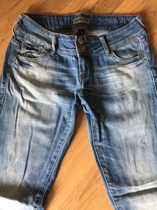 T. 38 Jeans mujer Bershka de segunda mano por 8 EUR en Santa Perpètua de  Mogoda en WALLAPOP