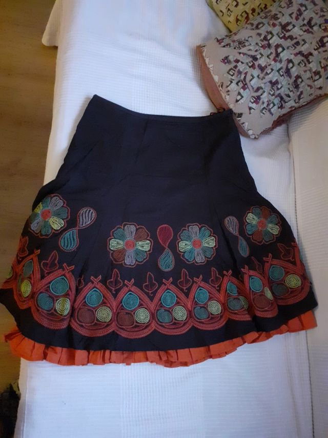 falda bordada