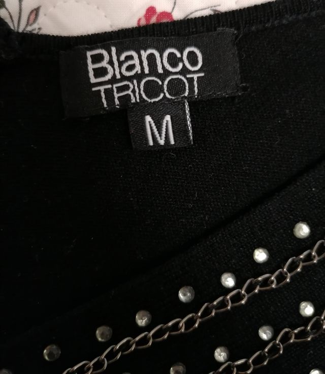 Vestido corto y negro, de Blanco.