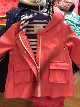 Chaqueta impermeable Zara de segunda mano por 10 EUR en Sevilla en WALLAPOP