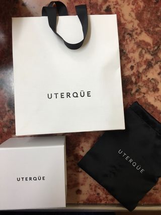 Caja y bolsa de tela de regalo de Uterque de segunda mano por 7 EUR en Las  Rozas de Madrid en WALLAPOP