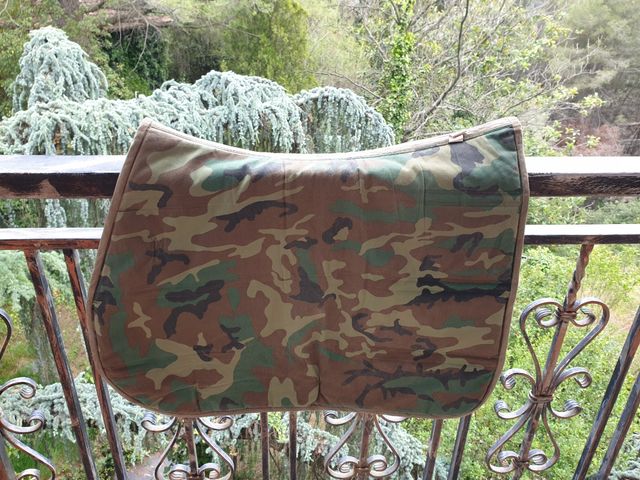 Sudadero caballo estilo militar