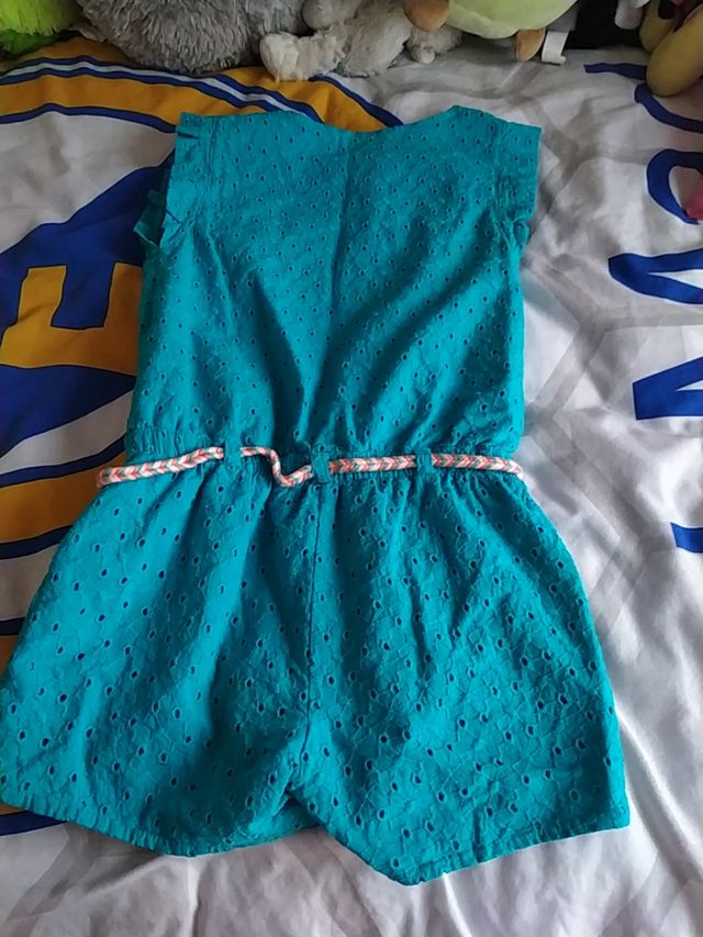 mono de color esmeralda niña