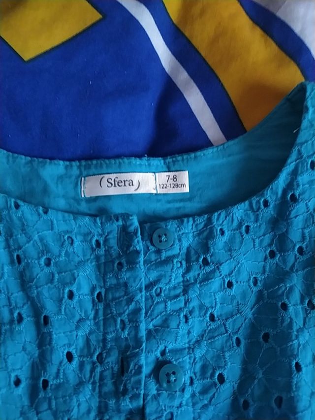 mono de color esmeralda niña