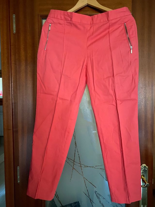 Pantalón chino fucsia de Cortefiel