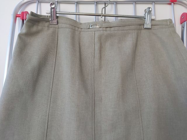 Falda verde T. 44 de señora muy elegante