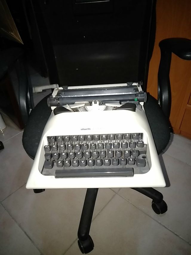 maquina de escribir Olivetti + cinta Kores