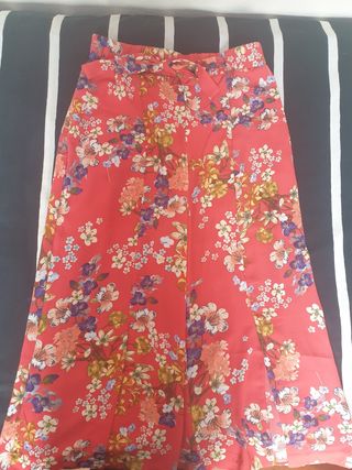 Pantalón de flores stradivarius talla m de segunda mano por 10 EUR en  Samano en WALLAPOP