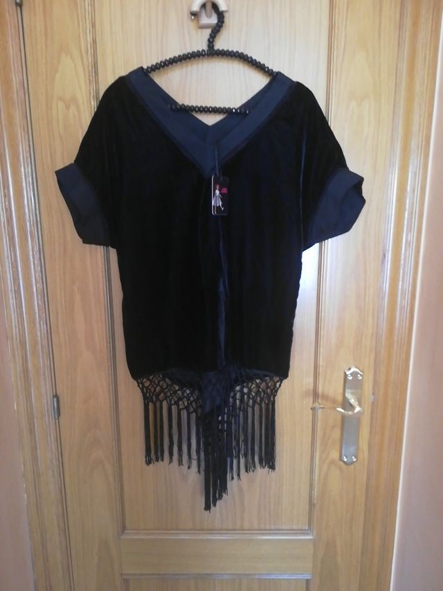 Vestido de terciopelo con flecos