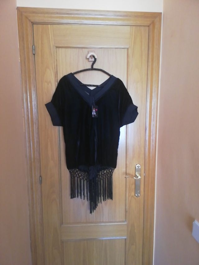 Vestido de terciopelo con flecos