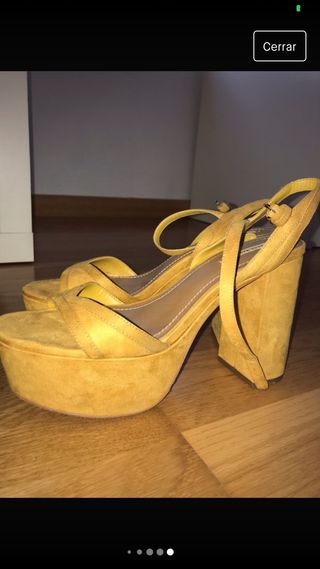 Tacones amarillos Zara de segunda mano por 5 EUR en Alicante en WALLAPOP