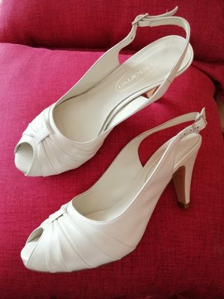 Zapatos piel Núm 39 de segunda mano por 85 EUR en Coslada en WALLAPOP