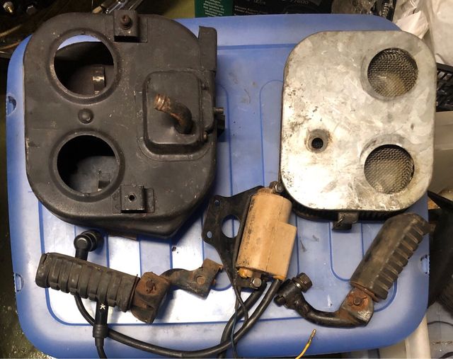 Tres cajas con piezas KZ400