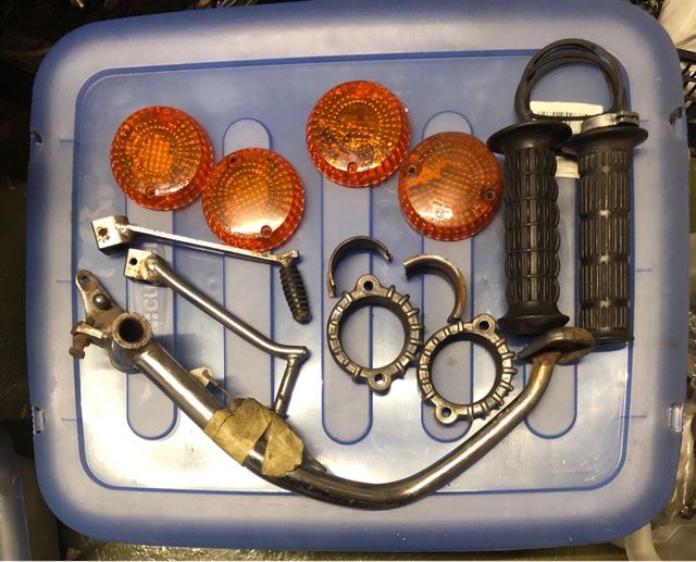 Tres cajas con piezas KZ400