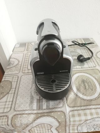 Cafetara nespresso usada pero funciona bien de segunda mano por 25 EUR en  Mataró en WALLAPOP