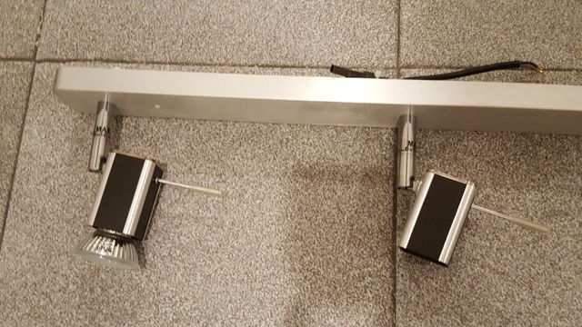 Lámpara con regleta de 3 focos giratorios