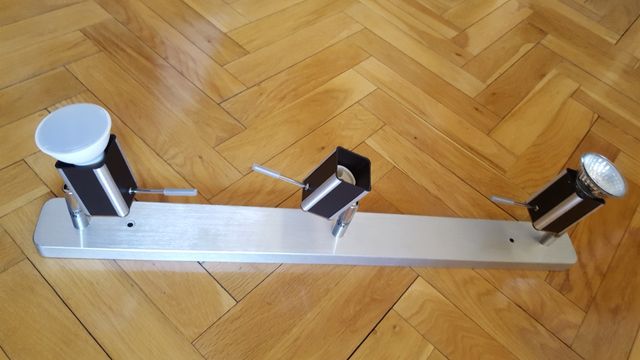 Lámpara con regleta de 3 focos giratorios