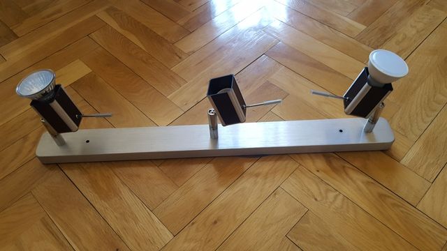 Lámpara con regleta de 3 focos giratorios