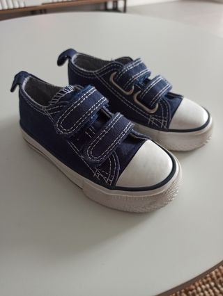 Zapatillas lona niño punta goma Primark de segunda mano por 8 EUR en Málaga  en WALLAPOP