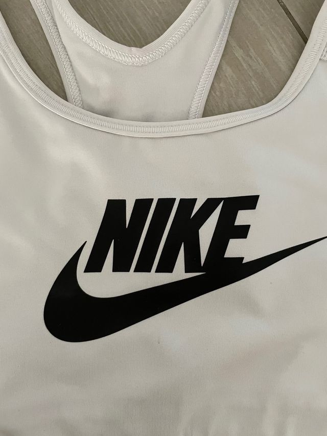 Top Nike talla S. En perfecto estado. Usado poco.
