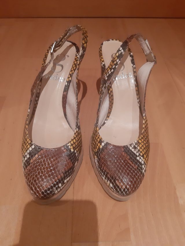 Salón abierto detras