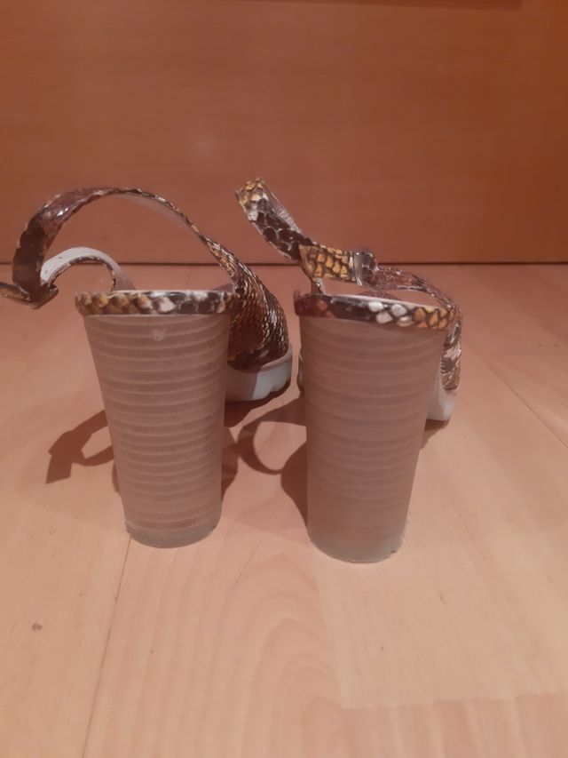 Salón abierto detras