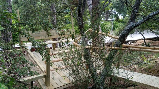TERRAZA CON HAMACAS DE CUERDAS Y BANCO PARA JARDIN de segunda mano por