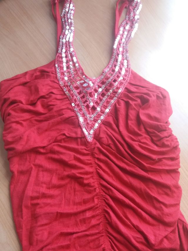 Camiseta de tirantes roja con lentejuelas