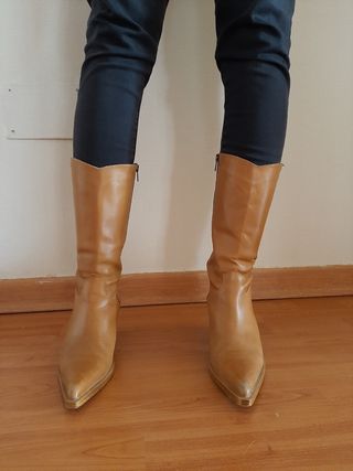 Botas punta mujer color camel de segunda mano por 12 EUR en Coslada en  WALLAPOP