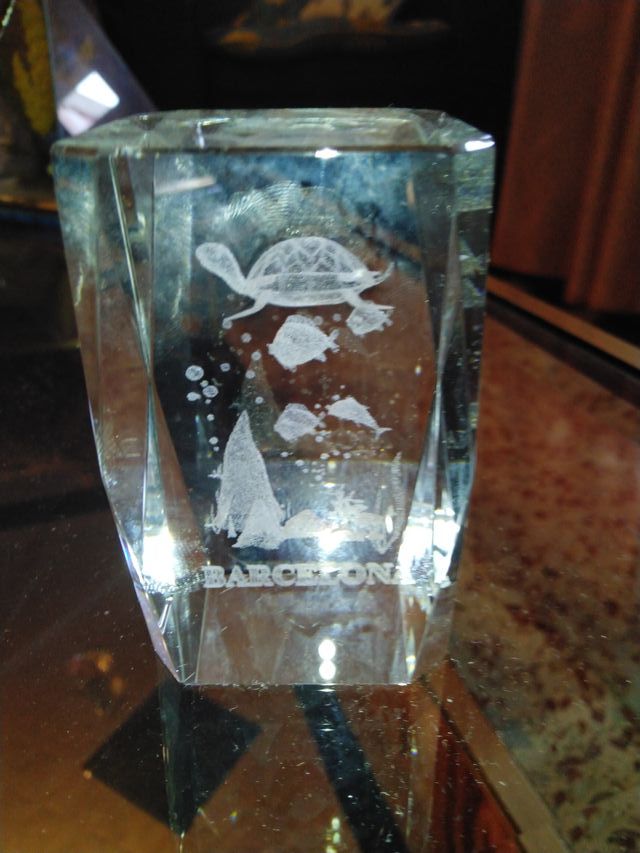 Figura cristal relieve tortugas en 3D.