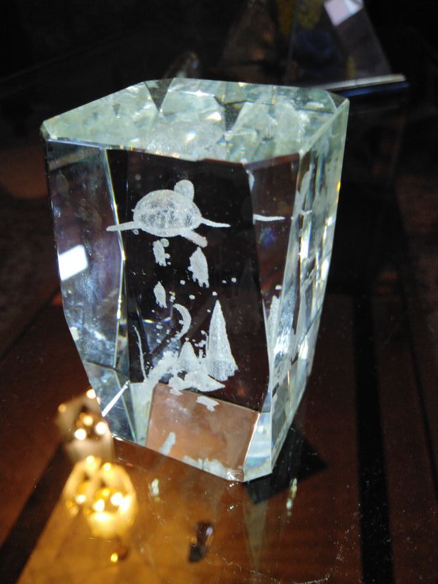 Figura cristal relieve tortugas en 3D.