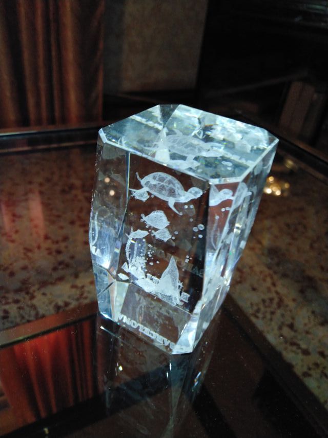 Figura cristal relieve tortugas en 3D.