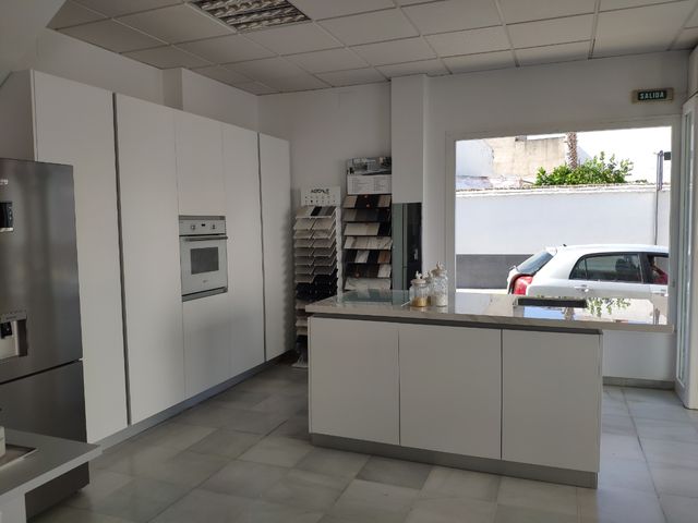 Cocina dm lacado exposición de segunda mano por 2.500 € en Gines en