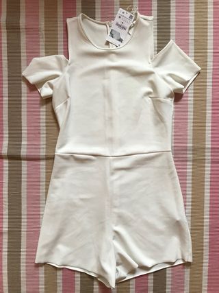 Mono corto blanco Zara de segunda mano por 15 EUR en Madrid en WALLAPOP