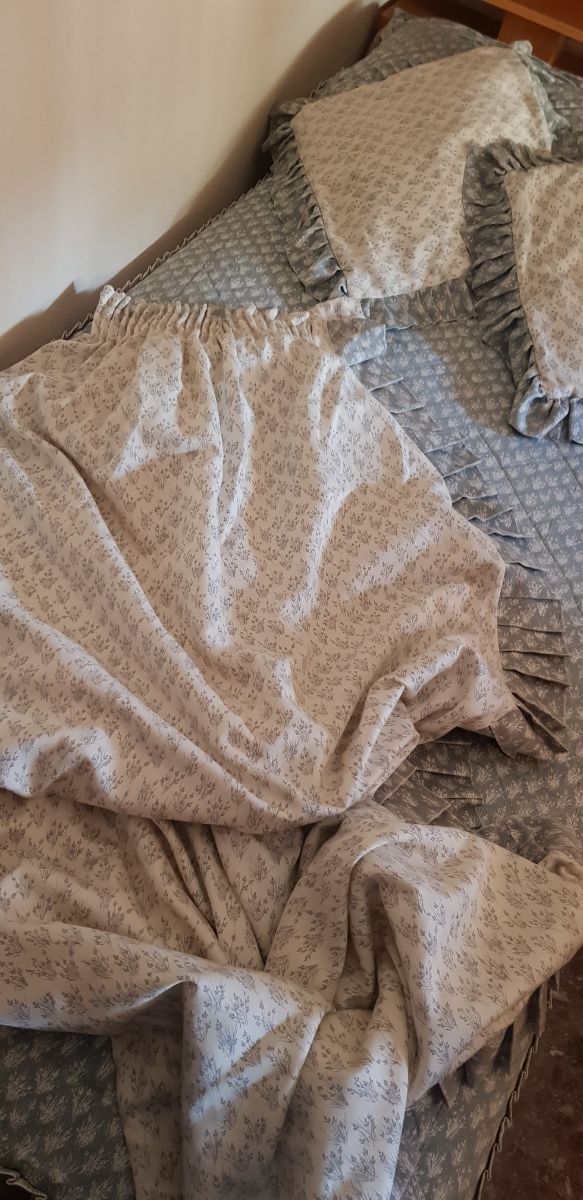 colcha, 2 cojines y 2 cortinas