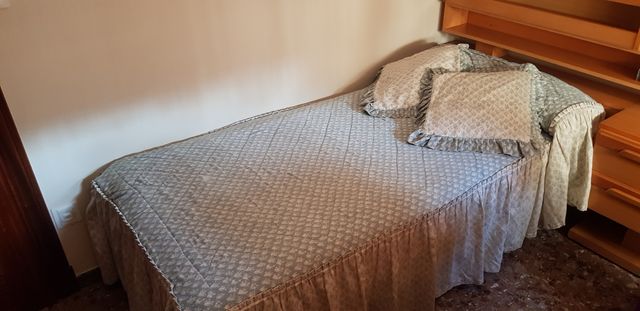 colcha, 2 cojines y 2 cortinas