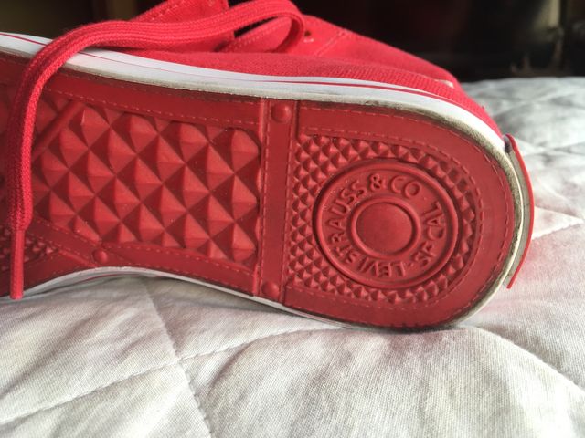 Tenis lona roja Levis
