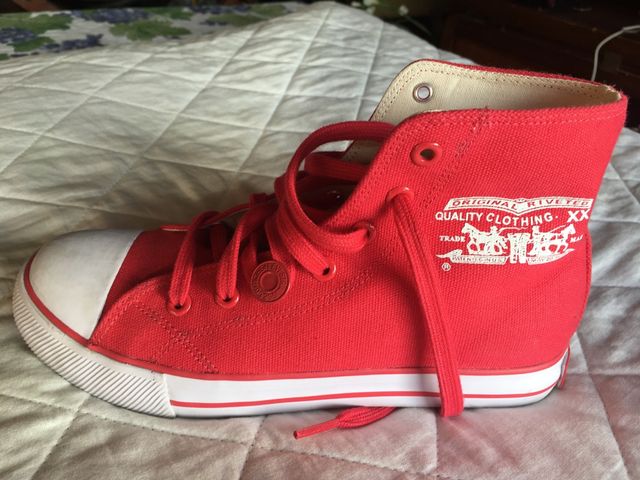 Tenis lona roja Levis