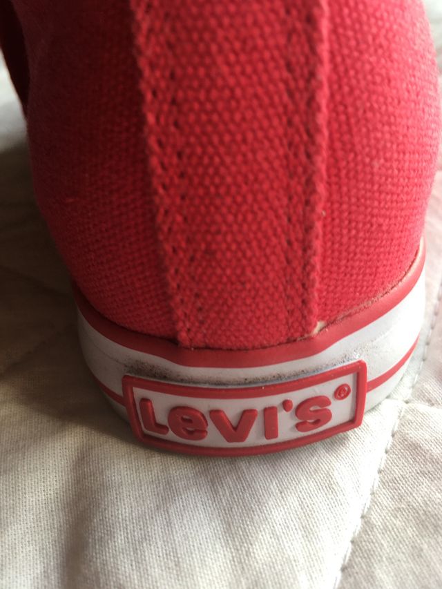 Tenis lona roja Levis