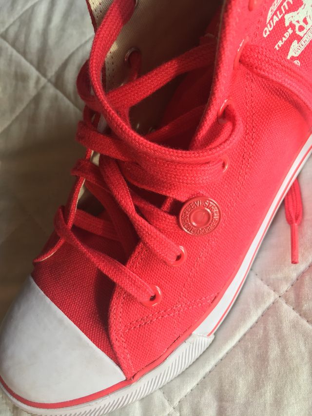 Tenis lona roja Levis